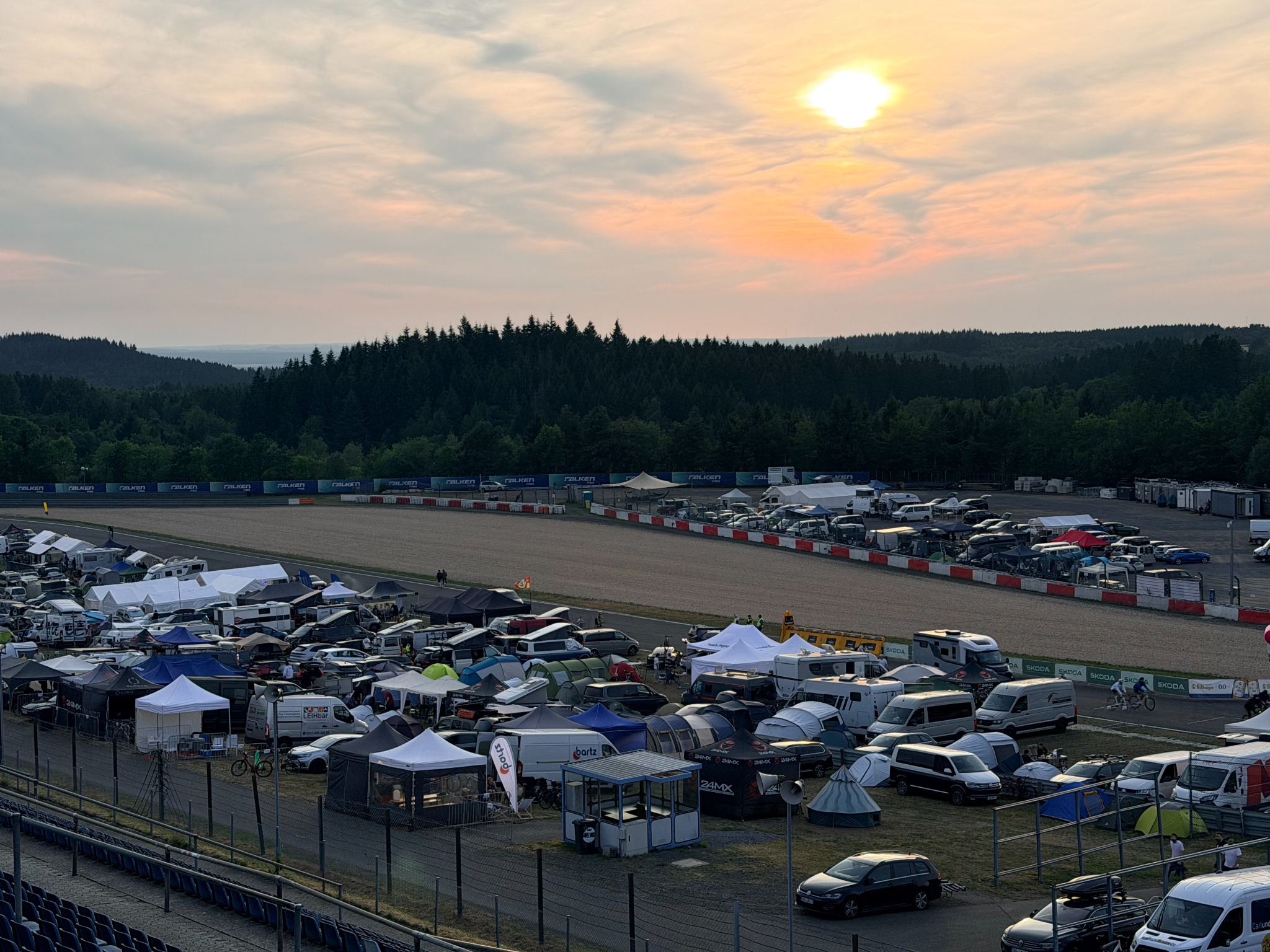 Das Rad-am-Ring-Camp mit Zelten, Fahrzeugen und Fahrrädern im Abendlicht