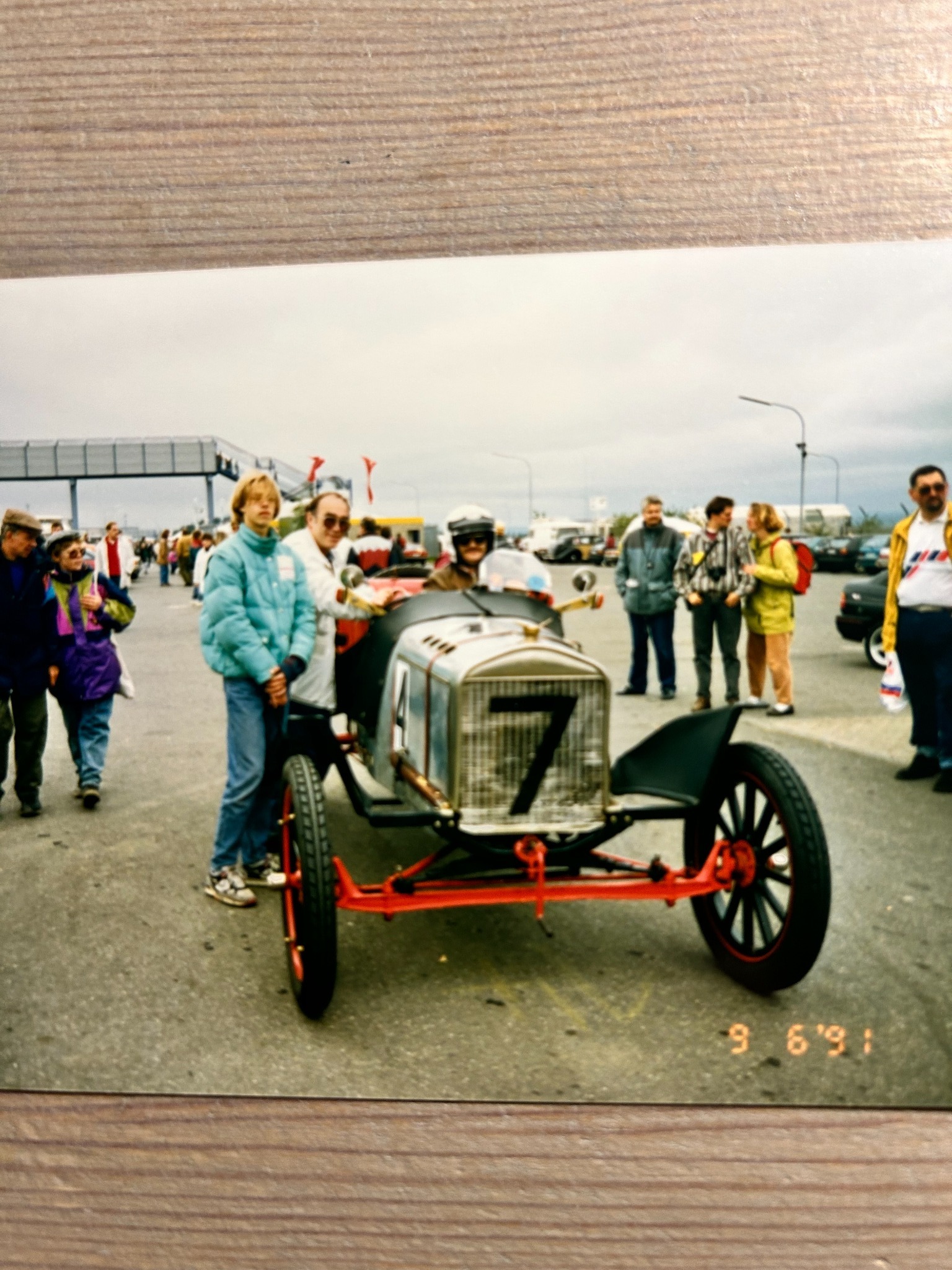 Carlo mit 15 Jahren neben einem Oldtimer beim Oldtimer Grand Prix am Nürburgring