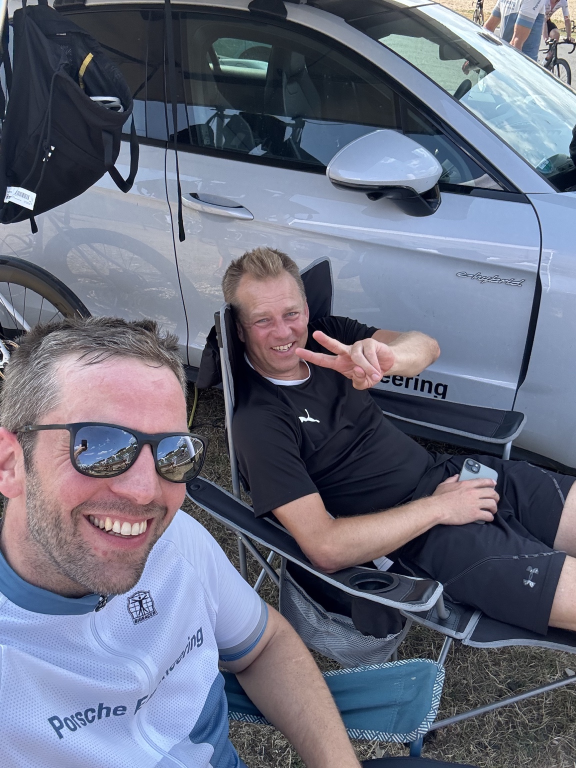 Carlo am Porsche-Engineering-Fahrzeug nach Rad am Ring