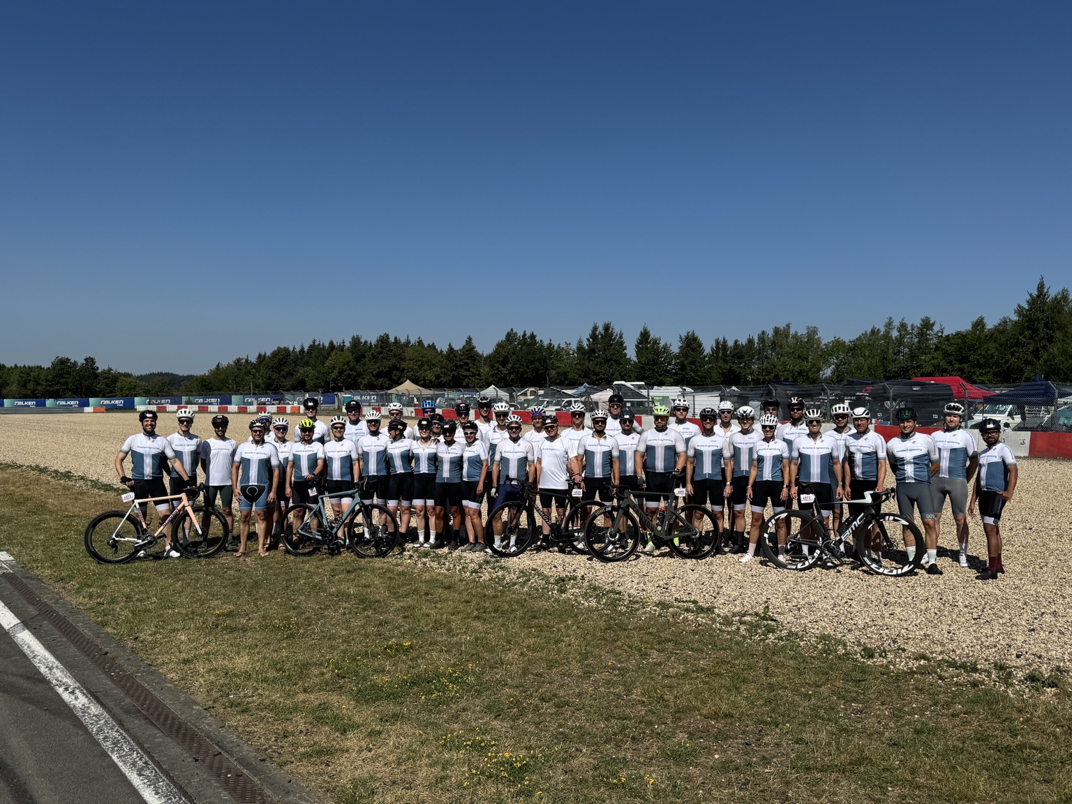 Die große Porsche-Engineering-Gruppe bei Rad am Ring