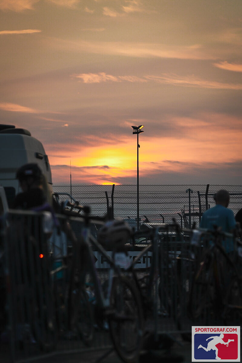 Fahrräder und Fahrzeuge im Camp vor dem Sonnenuntergang am Nürburgring